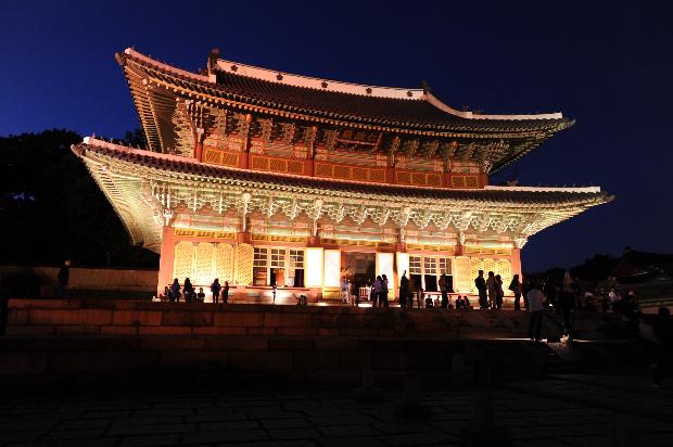 궁궐의 아름다운 밤 풍경과 고품격 역사문화 콘텐츠가 어우러진 명품 관광 상품인 ‘창덕궁 달빛기행’을 매년 4~6월, 9~10월 보름을 전후해 운영한다. (국제일보 DB)